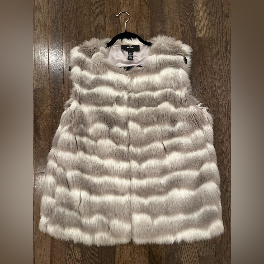 Alfani Elegant Faux Fur Vest in White & Gray Sz Large stripe